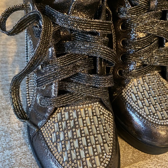 Shoes - Picture 2 of 8